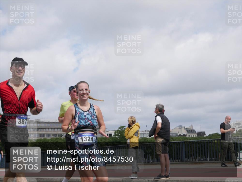 29.06.2025 - hella hamburg halbmarathon Luisa Fischer http://msf.ph/oto/8457530 29.06.2025 10:36:28 Kennedybrücke 387, 1324, 1324, 1995, 2085, 2342, 3341, 3871, 4164, 5180, 5917, 6773, 6999, 7705, 8891, 9591, 9750 meine-sportfotos.de