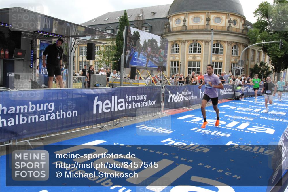 29.06.2025 - hella hamburg halbmarathon Michael Strokosch http://msf.ph/oto/8457545 29.06.2025 10:31:59 Ziel 3935, 4129, 4698, 6619, 10927, 11199 meine-sportfotos.de