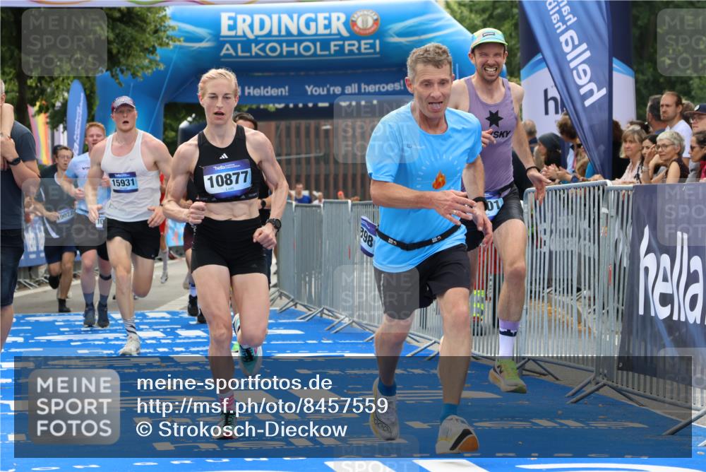 29.06.2025 - hella hamburg halbmarathon Strokosch-Dieckow http://msf.ph/oto/8457559 29.06.2025 10:35:21 Ziel 1889, 4050, 4944, 7867, 10771, 10877, 11898, 12514, 13798, 14789, 15390, 15701, 15773, 15931, 15959, 16811, 19022 meine-sportfotos.de
