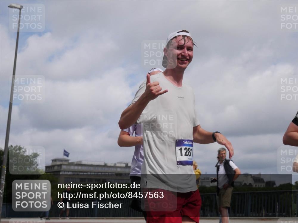 29.06.2025 - hella hamburg halbmarathon Luisa Fischer http://msf.ph/oto/8457563 29.06.2025 10:36:30 Kennedybrücke 1281, 1324, 1995, 2085, 2342, 3341, 3871, 4164, 5180, 5917, 6773, 6999, 7308, 7705, 8891, 9591, 9750 meine-sportfotos.de