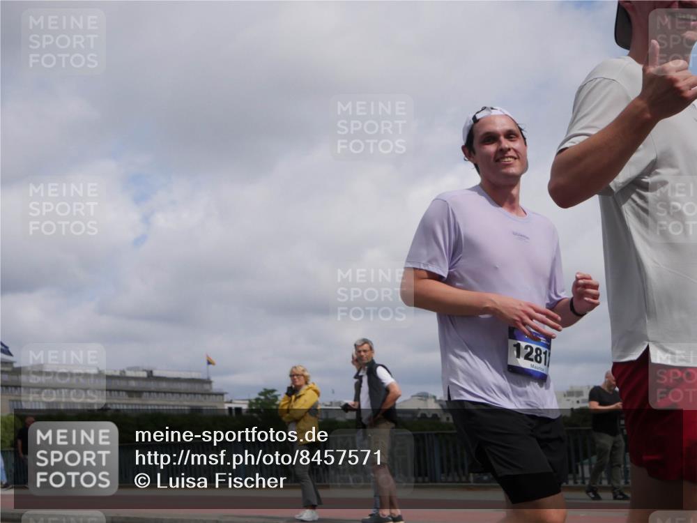 29.06.2025 - hella hamburg halbmarathon Luisa Fischer http://msf.ph/oto/8457571 29.06.2025 10:36:31 Kennedybrücke 1281, 1324, 1995, 2085, 2342, 3341, 3812, 3871, 4164, 5180, 5917, 6773, 6999, 7308, 7309, 7705, 8891, 9591, 9750 meine-sportfotos.de