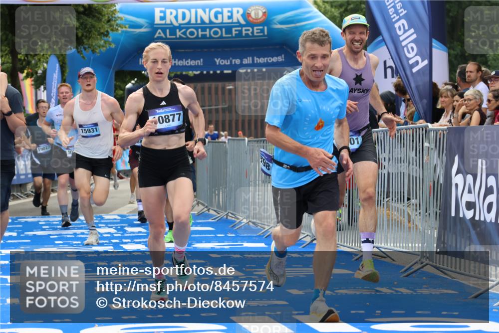 29.06.2025 - hella hamburg halbmarathon Strokosch-Dieckow http://msf.ph/oto/8457574 29.06.2025 10:35:21 Ziel 1889, 4050, 4944, 7867, 10771, 10877, 11898, 12514, 13798, 14789, 15390, 15701, 15773, 15931, 15959, 16811, 19022 meine-sportfotos.de