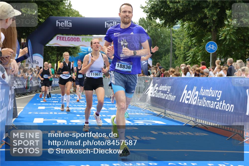 29.06.2025 - hella hamburg halbmarathon Strokosch-Dieckow http://msf.ph/oto/8457587 29.06.2025 10:47:51 Ziel 1604, 1613, 2340, 4528, 5022, 5915, 6836, 8564, 11961, 12679, 14383, 14730, 15333, 16766, 17451, 18356, 18836, 19198 meine-sportfotos.de