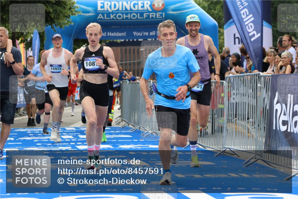 29.06.2025 - hella hamburg halbmarathon Strokosch-Dieckow http://msf.ph/oto/8457591 29.06.2025 10:35:21 Ziel 1889, 4050, 4944, 7867, 10771, 10877, 11898, 12514, 13798, 14789, 15390, 15701, 15773, 15931, 15959, 16811, 19022 meine-sportfotos.de
