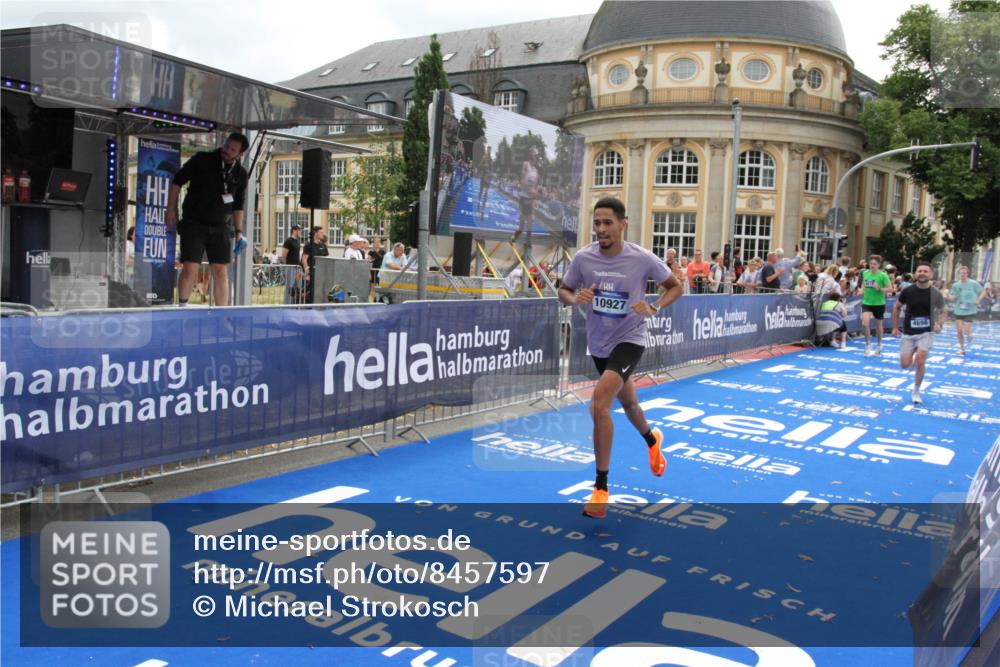 29.06.2025 - hella hamburg halbmarathon Michael Strokosch http://msf.ph/oto/8457597 29.06.2025 10:32:00 Ziel 1407, 4129, 4698, 6619, 10927, 11199 meine-sportfotos.de