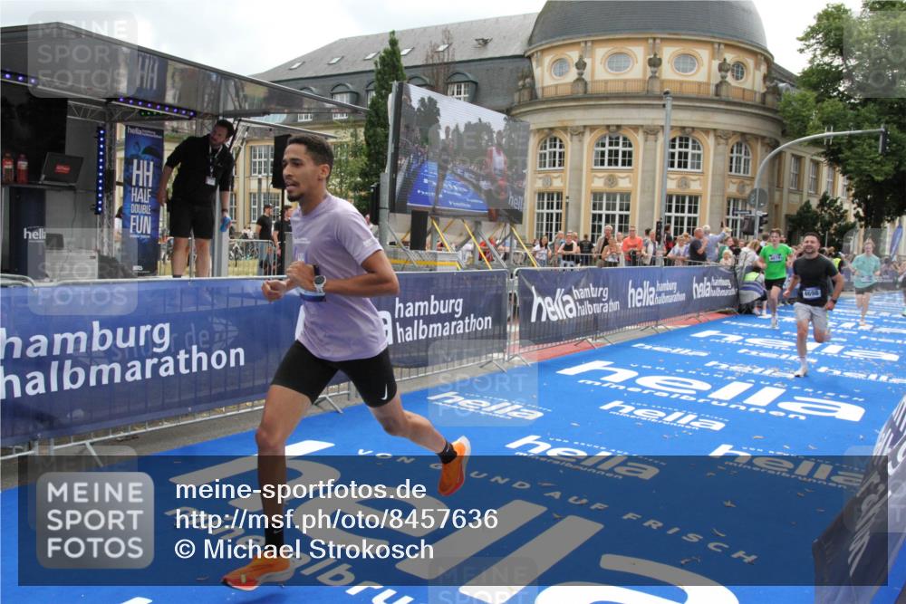 29.06.2025 - hella hamburg halbmarathon Michael Strokosch http://msf.ph/oto/8457636 29.06.2025 10:32:00 Ziel 1407, 4129, 4698, 6619, 10927, 11199 meine-sportfotos.de