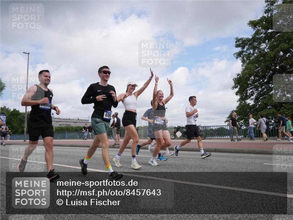 29.06.2025 - hella hamburg halbmarathon Luisa Fischer http://msf.ph/oto/8457643 29.06.2025 10:36:38 Kennedybrücke 5964, 699, 9591, 2342, 3812, 4361, 5075, 5584, 6999, 7308, 7309, 8891, 9234, 9591, 9706, 9799 meine-sportfotos.de