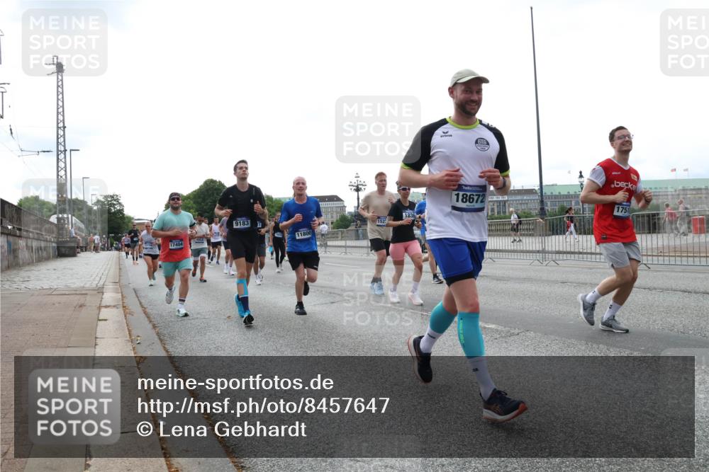 29.06.2025 - hella hamburg halbmarathon Lena Gebhardt http://msf.ph/oto/8457647 29.06.2025 10:31:37 Lombardsbrücke 9183, 1522, 495, 17404, 11800, 1836, 18672, 1751, 1235, 1292, 1373, 1844, 1879, 1979, 2414, 2672, 2831, 2832, 2914, 3239, 3396, 3397, 3424, 3571, 3681, 3751, 4561, 4817, 4877, 4953, 5165, 5437, 5846, 5943, 5965, 6057, 6078, 6160, 6546, 6573, 6640, 6718, 6727, 7334, 7604, 7772, 7898, 8050, 8072, 8073, 8304, 8620, 8806, 9078, 9104, 9183, 9478, 9812, 9883, 10111, 10240, 10586, 11587, 13724, 14349, 15725, 16457, 16978, 17404, 17509, 17517, 17587, 17706 meine-sportfotos.de