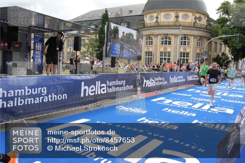 29.06.2025 - hella hamburg halbmarathon Michael Strokosch http://msf.ph/oto/8457653 29.06.2025 10:32:00 Ziel 1407, 4129, 4698, 6619, 10927, 11199 meine-sportfotos.de