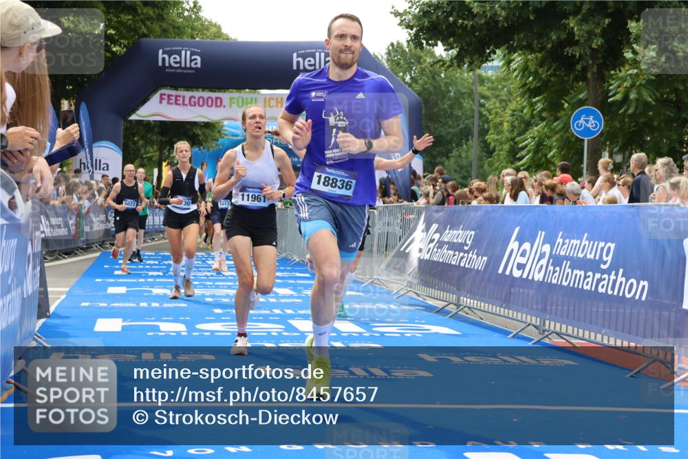 29.06.2025 - hella hamburg halbmarathon Strokosch-Dieckow http://msf.ph/oto/8457657 29.06.2025 10:47:51 Ziel 1604, 1613, 2340, 4528, 5022, 5915, 6836, 8564, 11961, 12679, 14383, 14730, 15333, 16766, 17451, 18356, 18836, 19198 meine-sportfotos.de