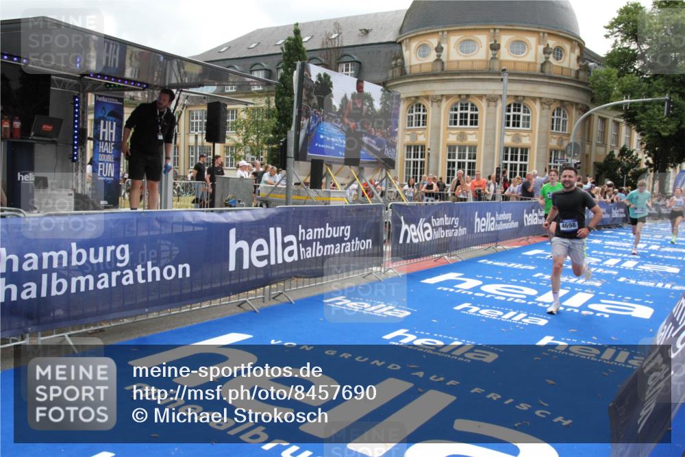 29.06.2025 - hella hamburg halbmarathon Michael Strokosch http://msf.ph/oto/8457690 29.06.2025 10:32:01 Ziel 1407, 4129, 4698, 6619, 10927, 11199 meine-sportfotos.de