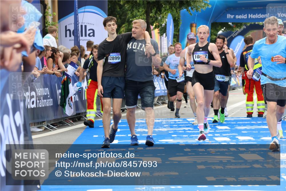 29.06.2025 - hella hamburg halbmarathon Strokosch-Dieckow http://msf.ph/oto/8457693 29.06.2025 10:35:19 Ziel 4944, 7867, 10877, 11898, 12514, 13798, 14789, 15390, 15415, 15701, 15773, 15931, 15959 meine-sportfotos.de