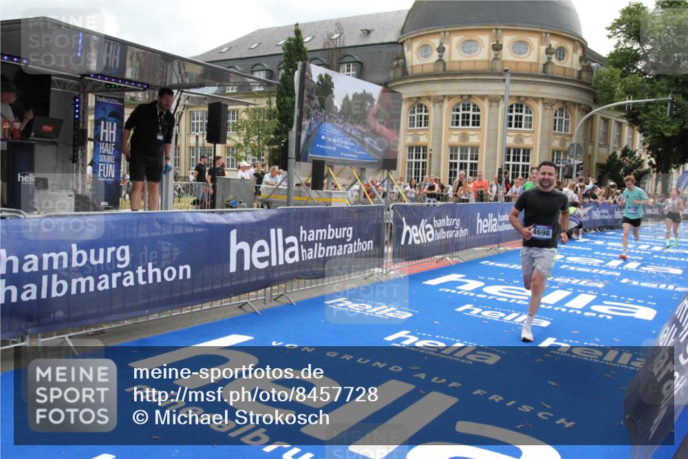 29.06.2025 - hella hamburg halbmarathon Michael Strokosch http://msf.ph/oto/8457728 29.06.2025 10:32:01 Ziel 1407, 4129, 4698, 6619, 10927, 11199 meine-sportfotos.de