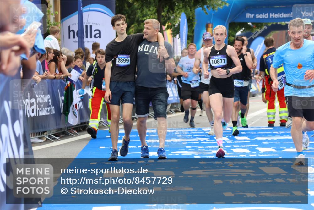 29.06.2025 - hella hamburg halbmarathon Strokosch-Dieckow http://msf.ph/oto/8457729 29.06.2025 10:35:20 Ziel 1889, 4050, 4944, 7867, 10771, 10877, 11898, 12514, 13798, 14789, 15390, 15701, 15773, 15931, 15959, 16811 meine-sportfotos.de