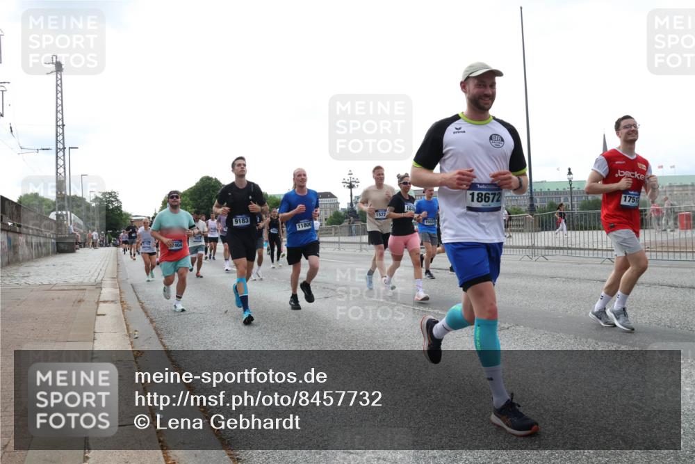 29.06.2025 - hella hamburg halbmarathon Lena Gebhardt http://msf.ph/oto/8457732 29.06.2025 10:31:37 Lombardsbrücke 404, 9183, 1522, 1800, 1836, 15024, 18672, 17517, 1235, 1292, 1373, 1844, 1879, 1979, 2414, 2672, 2831, 2832, 2914, 3239, 3396, 3397, 3424, 3571, 3681, 3751, 4561, 4817, 4877, 4953, 5165, 5437, 5846, 5943, 5965, 6057, 6078, 6160, 6546, 6573, 6640, 6718, 6727, 7334, 7604, 7772, 7898, 8050, 8072, 8073, 8304, 8620, 8806, 9078, 9104, 9183, 9478, 9812, 9883, 10111, 10240, 10586, 11587, 13724, 14349, 15725, 16457, 16978, 17404, 17509, 17517, 17587, 17706 meine-sportfotos.de