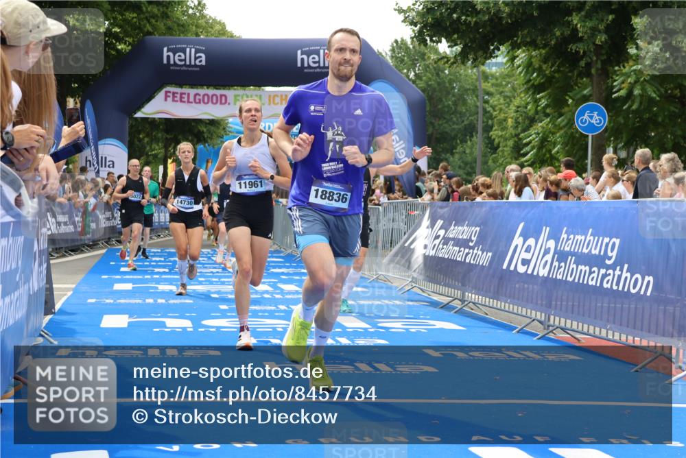 29.06.2025 - hella hamburg halbmarathon Strokosch-Dieckow http://msf.ph/oto/8457734 29.06.2025 10:47:51 Ziel 1604, 1613, 2340, 4528, 5022, 5915, 6836, 8564, 11961, 12679, 14383, 14730, 15333, 16766, 17451, 18356, 18836, 19198 meine-sportfotos.de