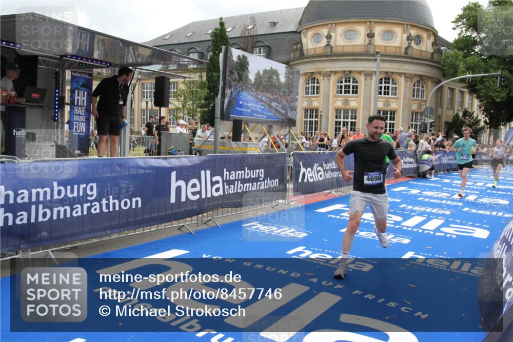 29.06.2025 - hella hamburg halbmarathon Michael Strokosch http://msf.ph/oto/8457746 29.06.2025 10:32:01 Ziel 1407, 4129, 4698, 6619, 10927, 11199 meine-sportfotos.de