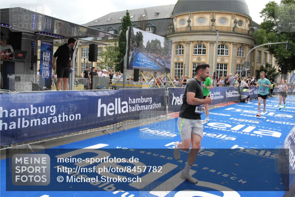 29.06.2025 - hella hamburg halbmarathon Michael Strokosch http://msf.ph/oto/8457782 29.06.2025 10:32:02 Ziel 1407, 4129, 4698, 6619, 10927, 11199 meine-sportfotos.de