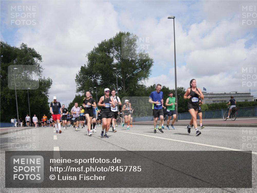 29.06.2025 - hella hamburg halbmarathon Luisa Fischer http://msf.ph/oto/8457785 29.06.2025 10:36:51 Kennedybrücke 7135, 15075, 9258, 1189, 1275, 1896, 2526, 2776, 4361, 4433, 4449, 4807, 5075, 5141, 5557, 5561, 5821, 5822, 5887, 6956, 7633, 8157, 8375, 8377, 8383, 8620, 9258, 9438, 9706, 9799, 9995, 10800 meine-sportfotos.de
