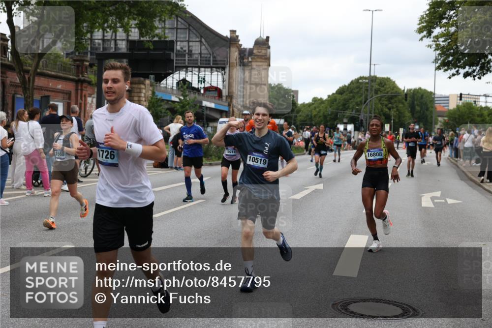 29.06.2025 - hella hamburg halbmarathon Yannick Fuchs http://msf.ph/oto/8457795 29.06.2025 10:56:26 20KM 1006, 1128, 1212, 1264, 1377, 1432, 1568, 1573, 1674, 1726, 6414, 6415, 6752, 7658, 7869, 8045, 8624, 8730, 9131, 9718, 10214, 10519, 11180, 11670, 12156, 12286, 13498, 13868, 14368, 14456, 16292, 16654, 16688, 16808, 17136, 17383, 17532, 17955, 18599, 18919, 19023 meine-sportfotos.de