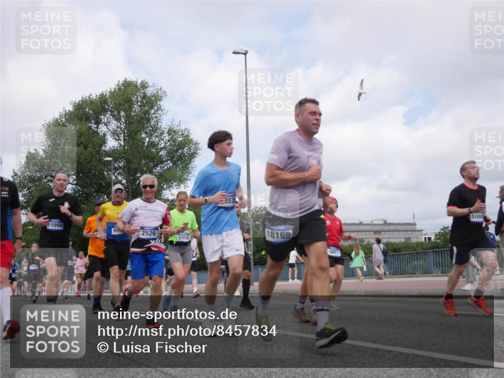 29.06.2025 - hella hamburg halbmarathon Luisa Fischer http://msf.ph/oto/8457834 29.06.2025 10:36:55 Kennedybrücke 15994, 99, 2526, 6956, 3535, 18169, 4807, 265004, 1080, 1189, 1275, 1896, 2526, 3264, 3340, 3345, 3848, 4807, 5141, 5557, 5561, 5821, 5822, 5887, 6364, 6515, 6516, 6956, 7027, 7633, 7653, 7982, 8157, 8349, 8375, 8377, 8383, 8401, 8620, 9258, 9438, 9995, 10800 meine-sportfotos.de