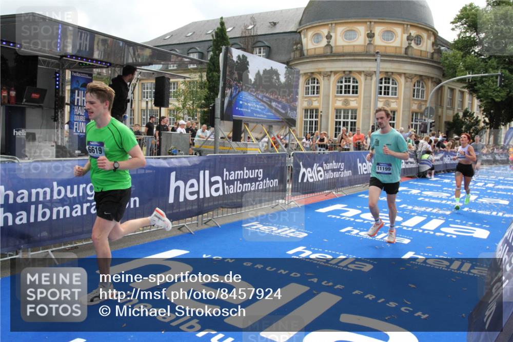 29.06.2025 - hella hamburg halbmarathon Michael Strokosch http://msf.ph/oto/8457924 29.06.2025 10:32:03 Ziel 1407, 4129, 4698, 6619, 11150, 11199, 11370 meine-sportfotos.de