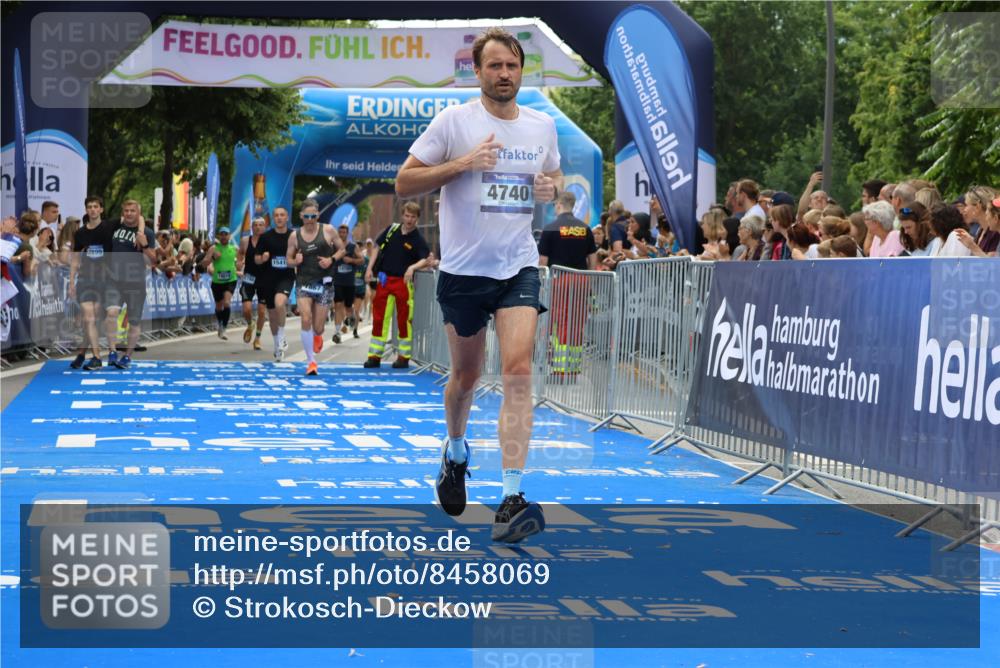 29.06.2025 - hella hamburg halbmarathon Strokosch-Dieckow http://msf.ph/oto/8458069 29.06.2025 10:35:11 Ziel 4740, 7628, 7867, 11559, 12514, 13798, 14069, 14789, 15415, 15773, 16963, 16964, 17022 meine-sportfotos.de