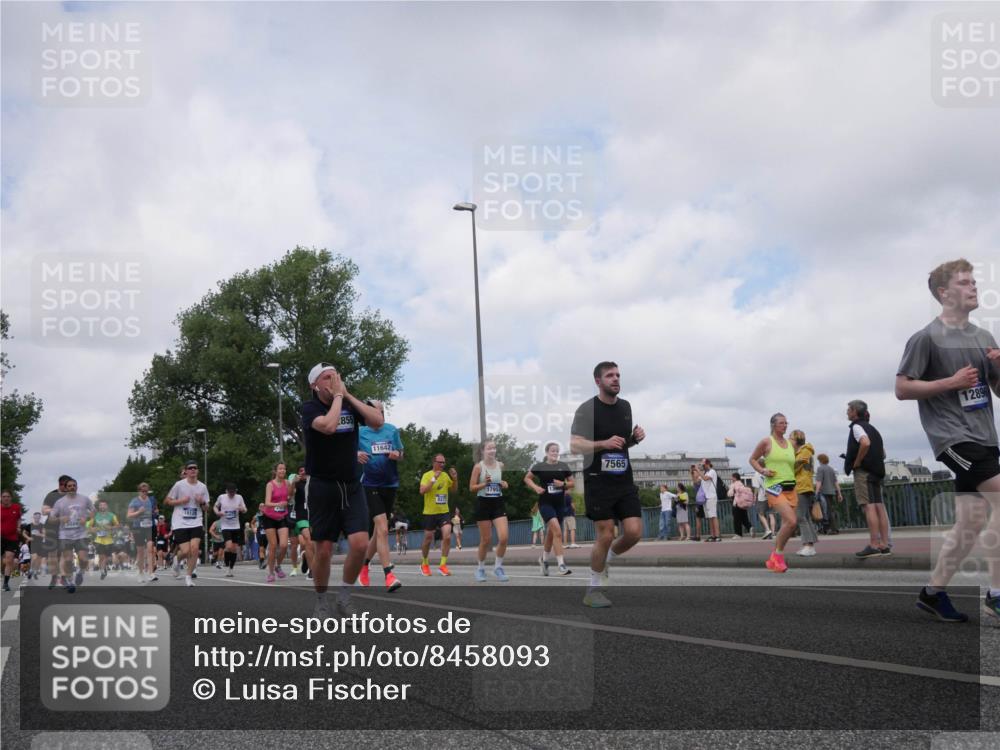 29.06.2025 - hella hamburg halbmarathon Luisa Fischer http://msf.ph/oto/8458093 29.06.2025 10:37:09 Kennedybrücke 1812, 855, 11642, 827, 17953, 7565, 12896, 1764, 2038, 2933, 4445, 4824, 4826, 5096, 5566, 5569, 5691, 7565, 8277, 9875, 10048, 10071, 10561 meine-sportfotos.de