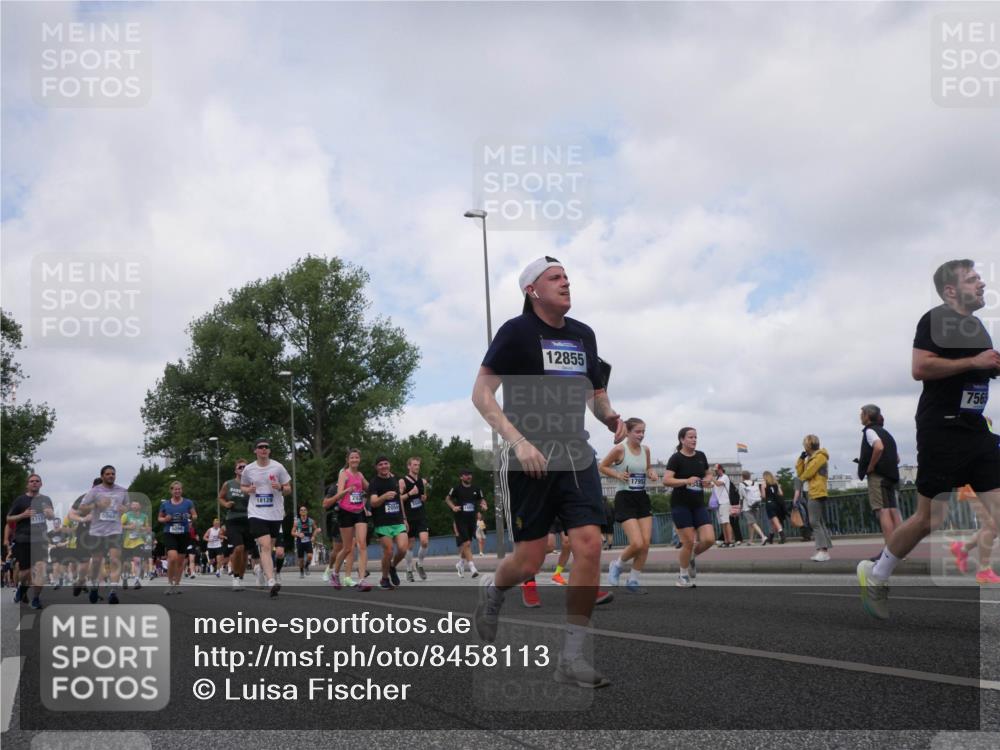 29.06.2025 - hella hamburg halbmarathon Luisa Fischer http://msf.ph/oto/8458113 29.06.2025 10:37:10 Kennedybrücke 1713, 18129, 12855, 17953, 7565, 1764, 2038, 2933, 4445, 4824, 4826, 5096, 5566, 5569, 5691, 7565, 8277, 9875, 10071, 10561, 10564 meine-sportfotos.de