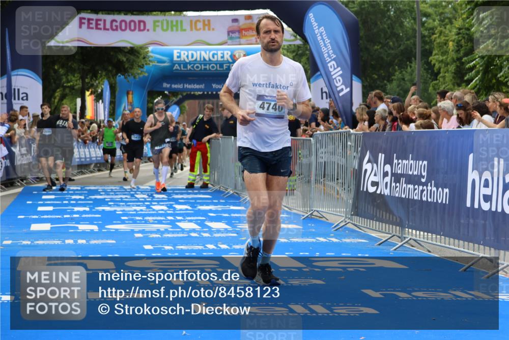 29.06.2025 - hella hamburg halbmarathon Strokosch-Dieckow http://msf.ph/oto/8458123 29.06.2025 10:35:11 Ziel 4740, 7628, 7867, 11559, 12514, 13798, 14069, 14789, 15415, 15773, 16963, 16964, 17022 meine-sportfotos.de