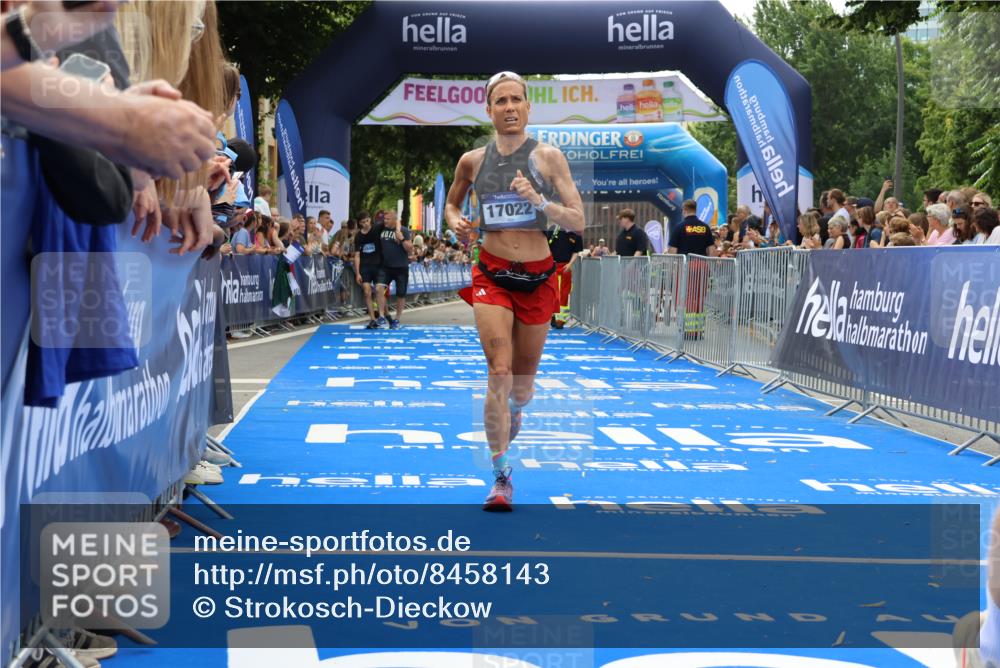 29.06.2025 - hella hamburg halbmarathon Strokosch-Dieckow http://msf.ph/oto/8458143 29.06.2025 10:35:09 Ziel 4740, 7628, 7867, 7972, 8901, 11559, 12514, 14069, 15415, 16963, 16964, 17022 meine-sportfotos.de
