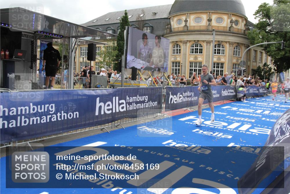 29.06.2025 - hella hamburg halbmarathon Michael Strokosch http://msf.ph/oto/8458169 29.06.2025 10:32:06 Ziel 1407, 1686, 4129, 11150, 11199, 11370, 16505 meine-sportfotos.de