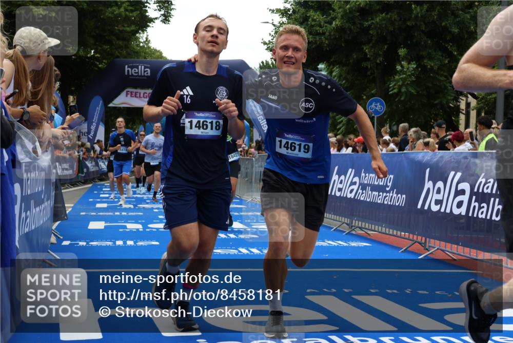 29.06.2025 - hella hamburg halbmarathon Strokosch-Dieckow http://msf.ph/oto/8458181 29.06.2025 10:47:37 Ziel 1070, 1320, 1696, 2284, 2708, 5889, 6009, 7962, 8023, 8234, 8927, 10969, 10988, 11283, 12870, 13223, 13303, 13948, 14618, 14619, 15451, 15478, 15479, 16205, 17229, 18104, 18430, 18970, 19181 meine-sportfotos.de