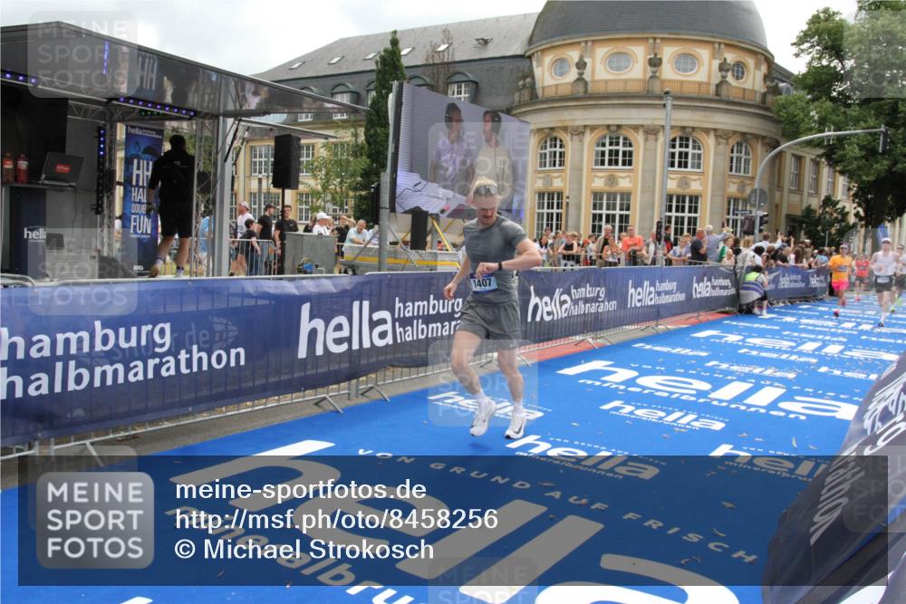 29.06.2025 - hella hamburg halbmarathon Michael Strokosch http://msf.ph/oto/8458256 29.06.2025 10:32:06 Ziel 1407, 1686, 4129, 11150, 11199, 11370, 16505 meine-sportfotos.de