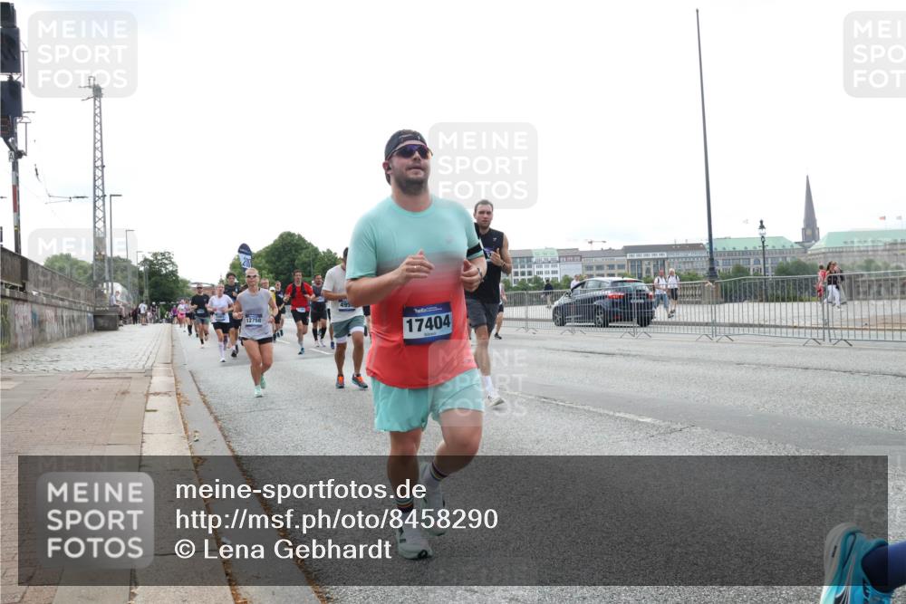 29.06.2025 - hella hamburg halbmarathon Lena Gebhardt http://msf.ph/oto/8458290 29.06.2025 10:31:39 Lombardsbrücke 12758, 495, 17404, 1235, 1292, 1373, 1844, 1879, 1979, 2384, 2414, 2672, 2831, 2832, 2914, 3221, 3239, 3358, 3396, 3397, 3424, 3571, 3681, 3751, 4817, 4877, 4953, 5156, 5165, 5437, 5846, 5943, 5965, 6057, 6078, 6160, 6546, 6573, 6640, 6718, 6727, 7334, 7604, 7772, 7898, 8050, 8072, 8073, 8304, 8620, 8806, 9078, 9104, 9183, 9478, 9812, 9883, 10111, 10240, 10586, 11587, 13724, 14349, 15725, 16457, 16978, 17404, 17517, 17587, 17706 meine-sportfotos.de