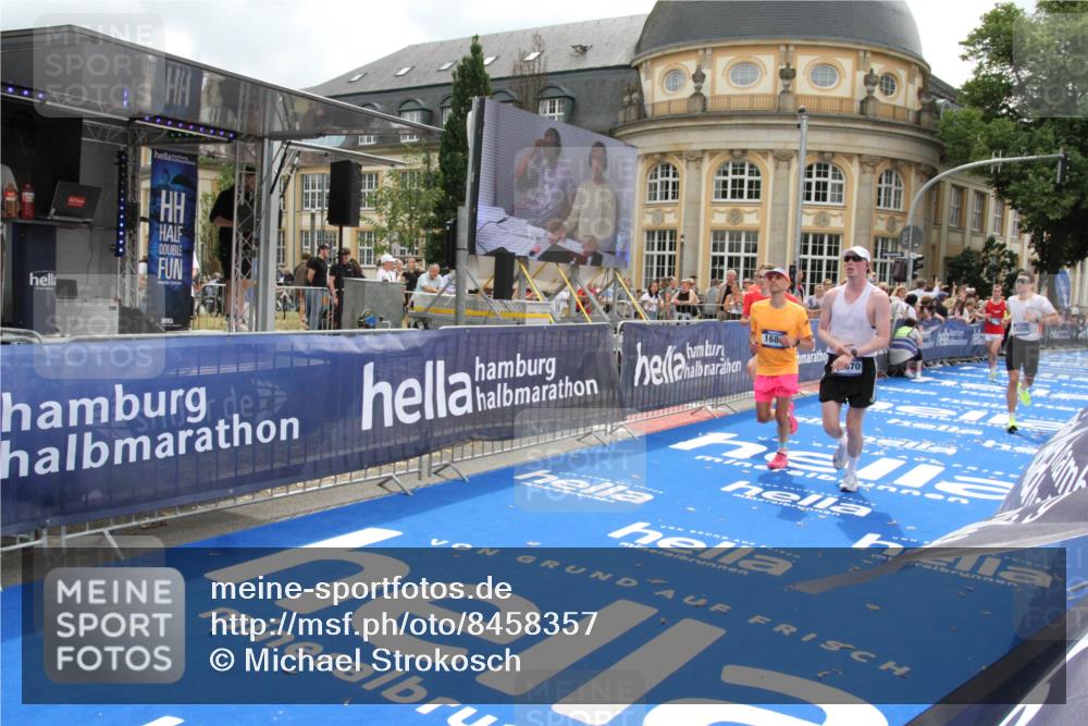 29.06.2025 - hella hamburg halbmarathon Michael Strokosch http://msf.ph/oto/8458357 29.06.2025 10:32:09 Ziel 1407, 1686, 11150, 11370, 15826, 16505, 16736 meine-sportfotos.de