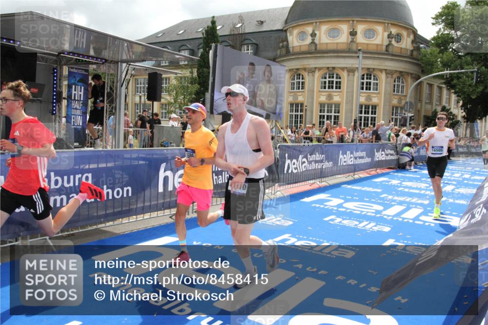 29.06.2025 - hella hamburg halbmarathon Michael Strokosch http://msf.ph/oto/8458415 29.06.2025 10:32:10 Ziel 1686, 11150, 11370, 15826, 16505, 16736 meine-sportfotos.de