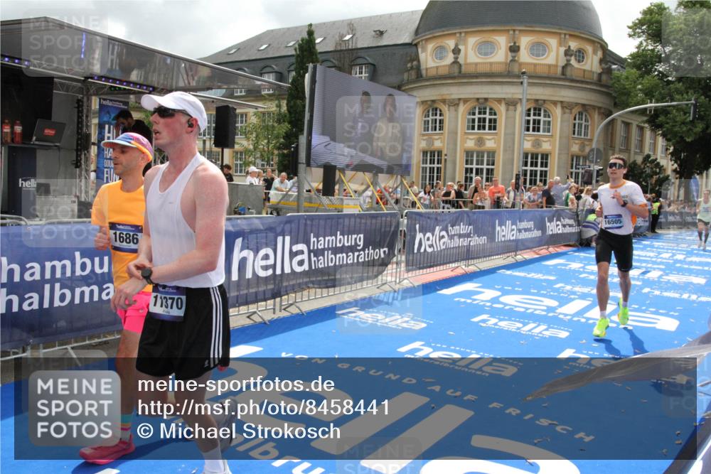 29.06.2025 - hella hamburg halbmarathon Michael Strokosch http://msf.ph/oto/8458441 29.06.2025 10:32:11 Ziel 1686, 11150, 11370, 15826, 16505, 16736 meine-sportfotos.de