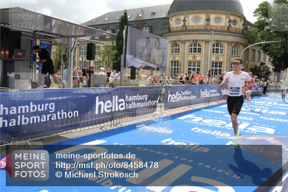 29.06.2025 - hella hamburg halbmarathon Michael Strokosch http://msf.ph/oto/8458478 29.06.2025 10:32:11 Ziel 1686, 11150, 11370, 15826, 16505, 16736 meine-sportfotos.de
