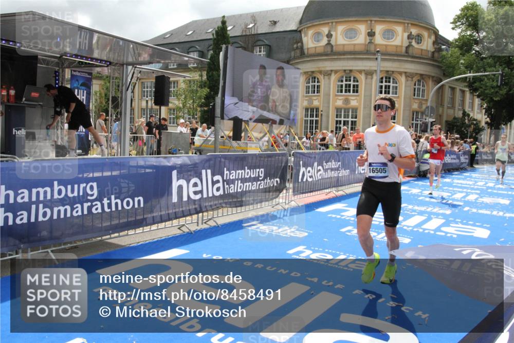29.06.2025 - hella hamburg halbmarathon Michael Strokosch http://msf.ph/oto/8458491 29.06.2025 10:32:11 Ziel 1686, 11150, 11370, 15826, 16505, 16736 meine-sportfotos.de
