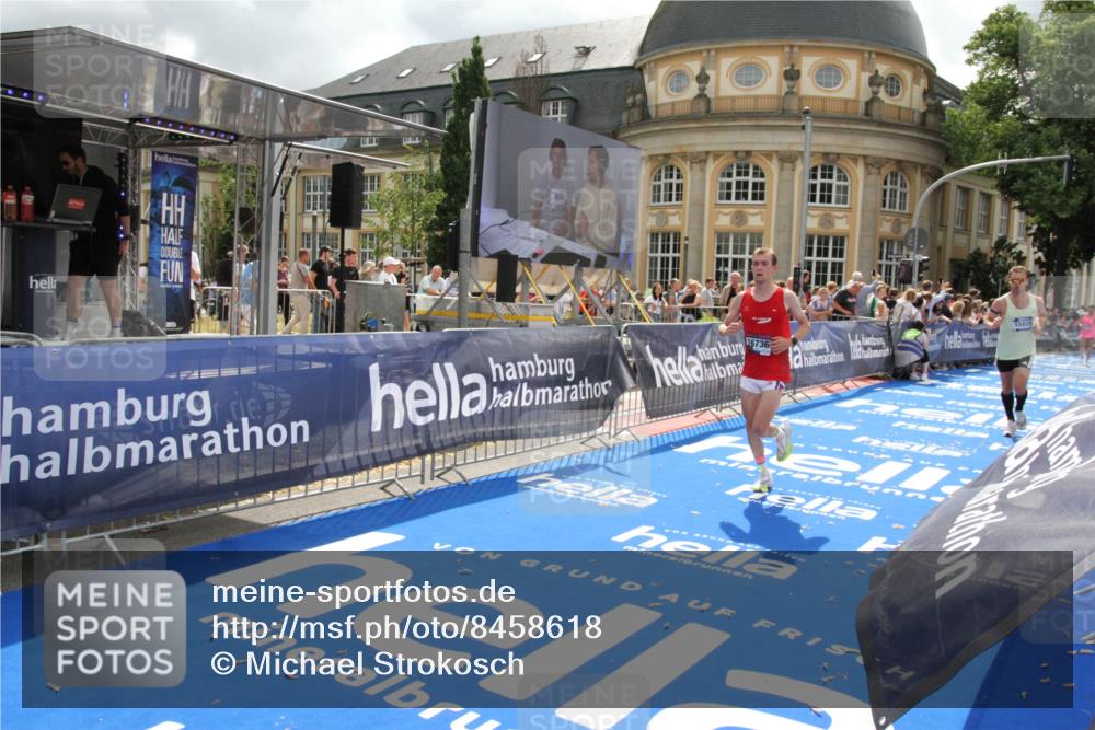 29.06.2025 - hella hamburg halbmarathon Michael Strokosch http://msf.ph/oto/8458618 29.06.2025 10:32:13 Ziel 1686, 1894, 15826, 16505, 16736 meine-sportfotos.de