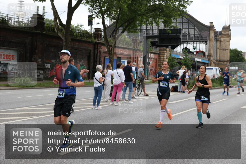29.06.2025 - hella hamburg halbmarathon Yannick Fuchs http://msf.ph/oto/8458630 29.06.2025 10:56:30 20KM 1006, 1128, 1194, 1212, 1264, 1377, 1432, 1568, 1573, 1674, 1726, 3740, 4511, 6414, 6415, 6752, 7658, 7869, 8045, 8624, 8730, 9131, 10214, 10519, 11180, 11670, 12156, 12286, 13498, 13868, 14368, 14456, 16654, 16688, 16808, 17136, 17383, 17955, 18382, 18530, 18599, 19023 meine-sportfotos.de