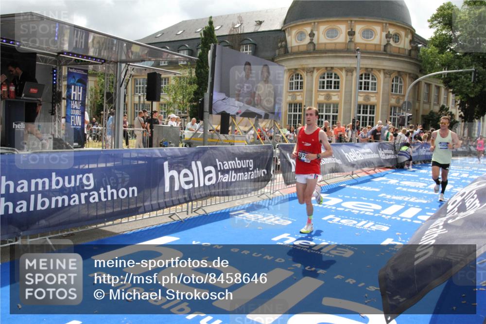 29.06.2025 - hella hamburg halbmarathon Michael Strokosch http://msf.ph/oto/8458646 29.06.2025 10:32:13 Ziel 1686, 1894, 15826, 16505, 16736 meine-sportfotos.de