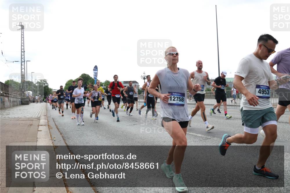 29.06.2025 - hella hamburg halbmarathon Lena Gebhardt http://msf.ph/oto/8458661 29.06.2025 10:31:41 Lombardsbrücke 5965, 300, 400, 12381, 16978, 12758, 40, 4953, 1235, 1292, 1373, 1844, 1879, 1979, 2384, 2414, 2672, 2831, 2832, 2914, 3221, 3239, 3358, 3396, 3397, 3424, 3571, 3681, 3751, 3752, 4817, 4877, 4953, 5156, 5165, 5437, 5846, 5943, 5965, 6057, 6078, 6160, 6546, 6573, 6640, 6718, 6727, 7334, 7604, 7772, 7816, 7898, 8050, 8072, 8073, 8304, 8620, 8806, 9078, 9104, 9183, 9478, 9812, 9883, 10111, 10240, 10586, 11587, 13724, 14349, 15725, 16457, 16978, 17404, 17517, 17587, 17706 meine-sportfotos.de