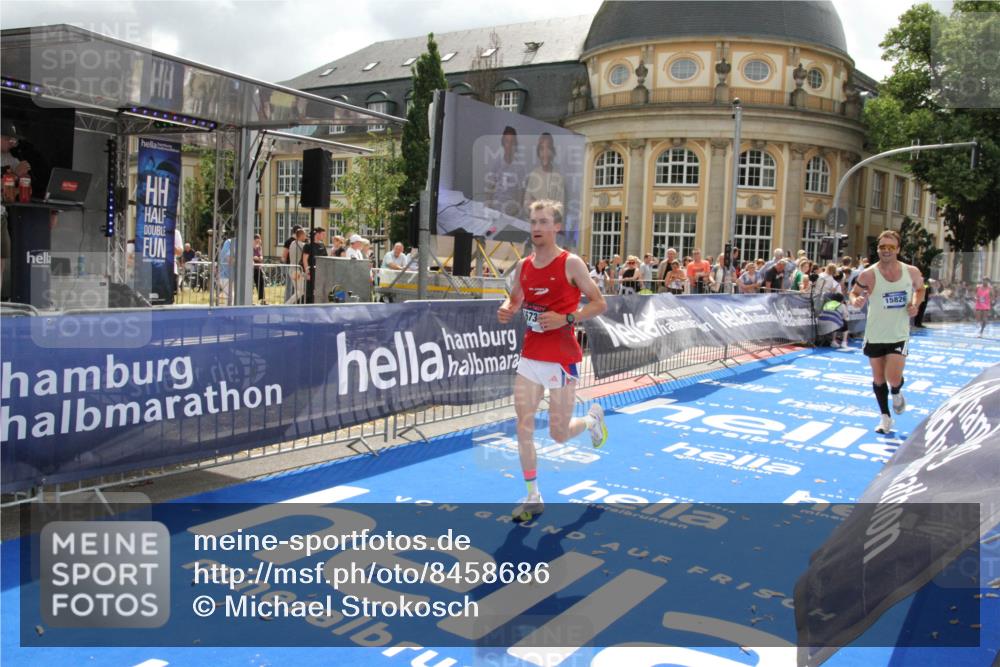29.06.2025 - hella hamburg halbmarathon Michael Strokosch http://msf.ph/oto/8458686 29.06.2025 10:32:14 Ziel 1894, 7272, 15826, 16505, 16736 meine-sportfotos.de