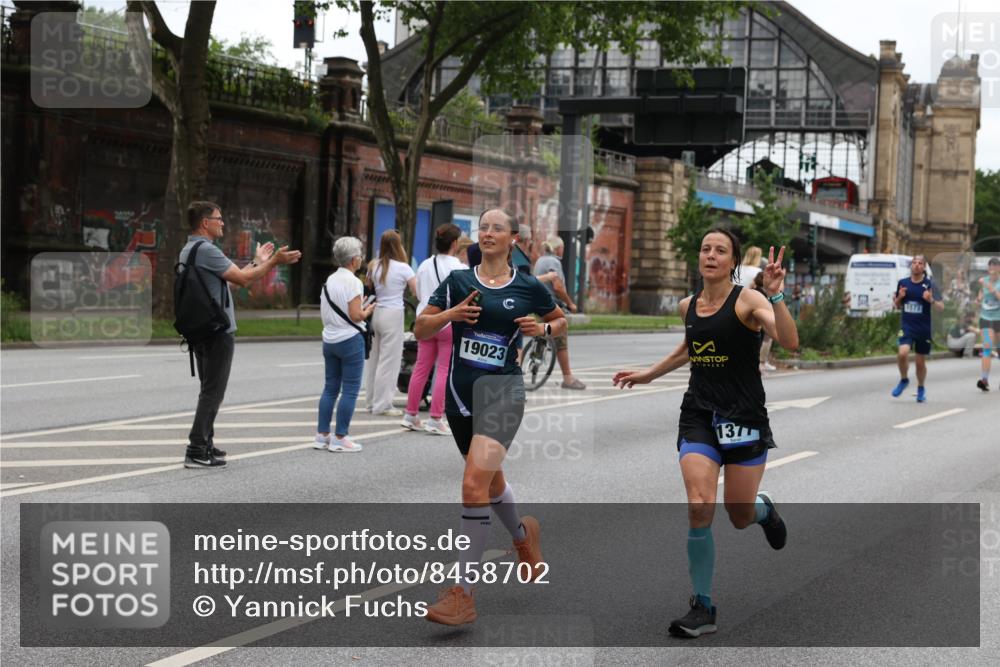 29.06.2025 - hella hamburg halbmarathon Yannick Fuchs http://msf.ph/oto/8458702 29.06.2025 10:56:30 20KM 1006, 1128, 1194, 1212, 1264, 1377, 1432, 1568, 1573, 1674, 1726, 3740, 4511, 6414, 6415, 6752, 7658, 7869, 8045, 8624, 8730, 9131, 10214, 10519, 11180, 11670, 12156, 12286, 13498, 13868, 14368, 14456, 16654, 16688, 16808, 17136, 17383, 17955, 18382, 18530, 18599, 19023 meine-sportfotos.de