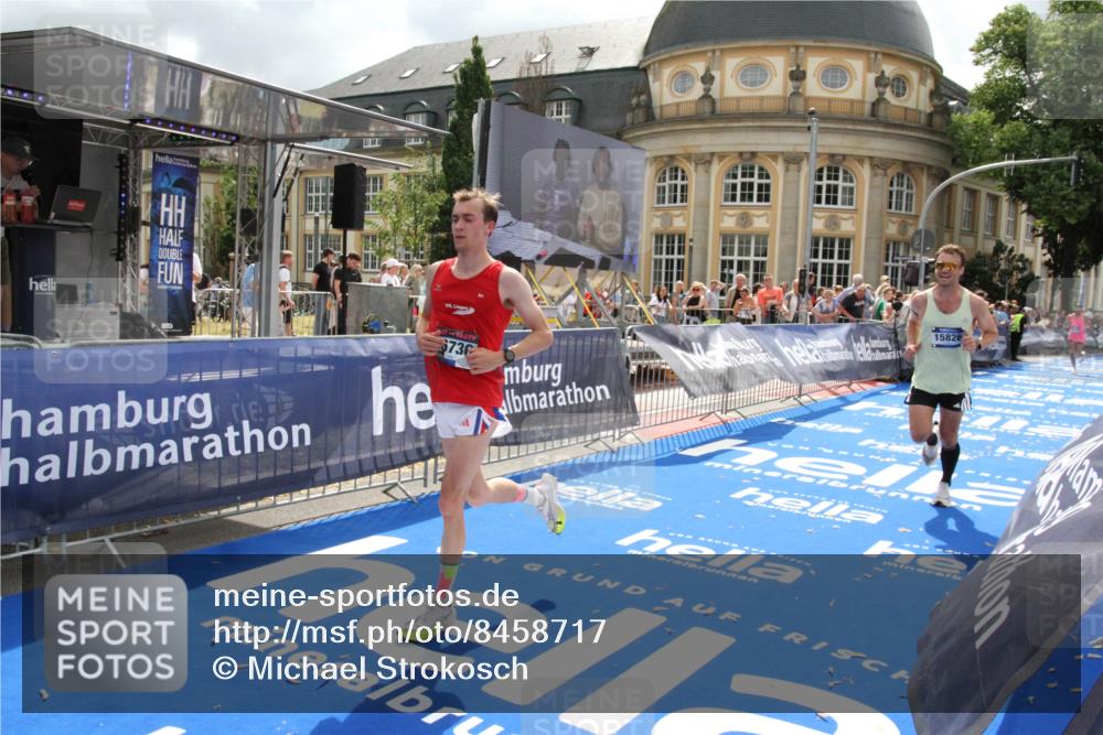 29.06.2025 - hella hamburg halbmarathon Michael Strokosch http://msf.ph/oto/8458717 29.06.2025 10:32:14 Ziel 1894, 7272, 15826, 16505, 16736 meine-sportfotos.de