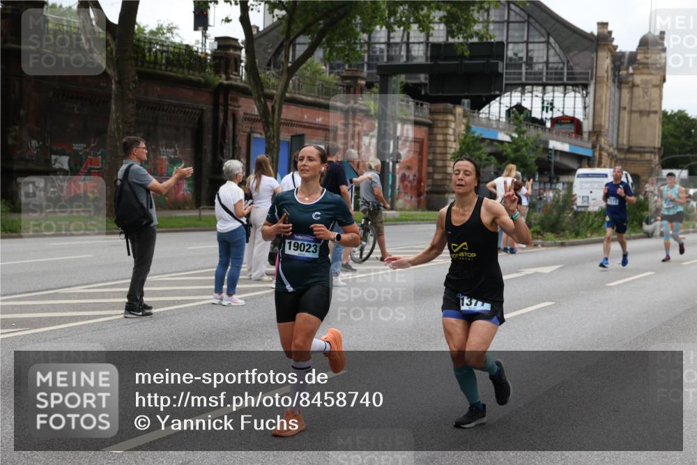 29.06.2025 - hella hamburg halbmarathon Yannick Fuchs http://msf.ph/oto/8458740 29.06.2025 10:56:30 20KM 1006, 1128, 1194, 1212, 1264, 1377, 1432, 1568, 1573, 1674, 1726, 3740, 4511, 6414, 6415, 6752, 7658, 7869, 8045, 8624, 8730, 9131, 10214, 10519, 11180, 11670, 12156, 12286, 13498, 13868, 14368, 14456, 16654, 16688, 16808, 17136, 17383, 17955, 18382, 18530, 18599, 19023 meine-sportfotos.de