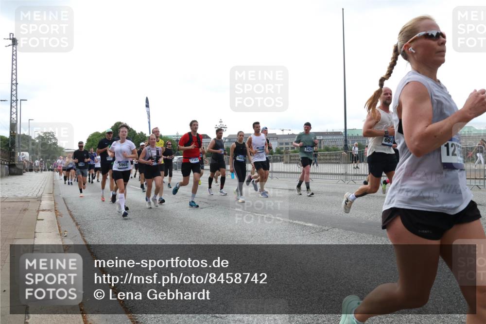 29.06.2025 - hella hamburg halbmarathon Lena Gebhardt http://msf.ph/oto/8458742 29.06.2025 10:31:42 Lombardsbrücke 5965, 12381, 3424, 664, 12, 1235, 1292, 1373, 1844, 1879, 1979, 2384, 2414, 2672, 2831, 2832, 2914, 3221, 3239, 3358, 3396, 3397, 3424, 3571, 3681, 3751, 3752, 4817, 4877, 4953, 5156, 5165, 5437, 5846, 5943, 5965, 6057, 6078, 6160, 6546, 6573, 6640, 6718, 6727, 7334, 7604, 7772, 7816, 7898, 8050, 8304, 8538, 8620, 8806, 9078, 9104, 9183, 9478, 9812, 9883, 10111, 10240, 10586, 11587, 13724, 14349, 15725, 16457, 16978, 17404, 17517, 17587, 17706 meine-sportfotos.de