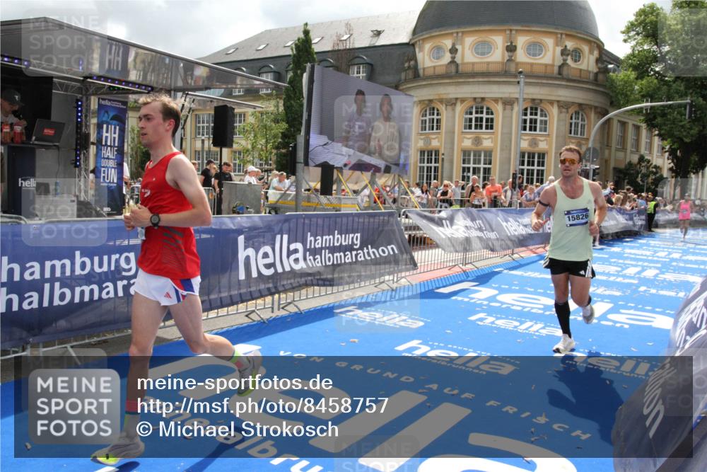 29.06.2025 - hella hamburg halbmarathon Michael Strokosch http://msf.ph/oto/8458757 29.06.2025 10:32:14 Ziel 1894, 7272, 15826, 16505, 16736 meine-sportfotos.de